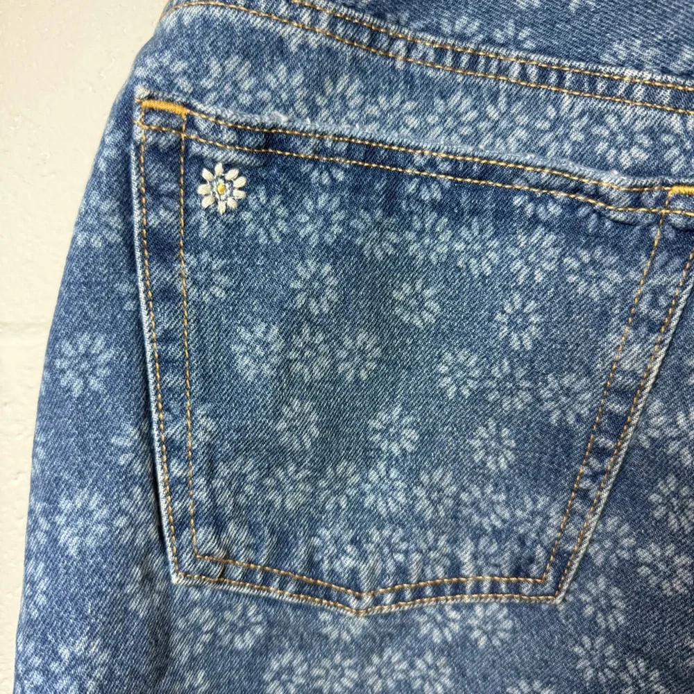 Universal Thread Women's Mid-Rise 90s Baggy Embroidered Floral Print Denim Short